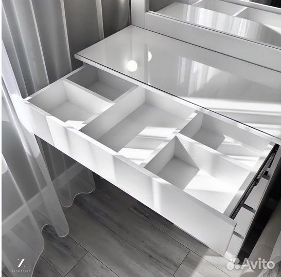 Туалетный столик визажиста с гримёрным зеркалом