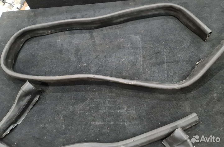Уплотнитель капота Mercedes W212 дорест