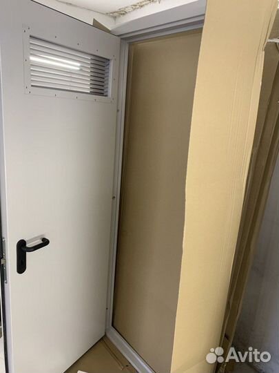 Дверь металлическая с вент решеткой