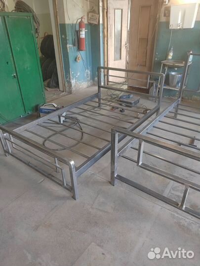 Кровать из металла