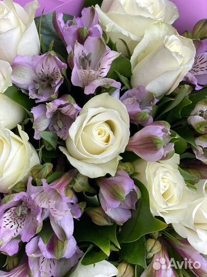 Букет сиреневый. Белые розы и альстромерия