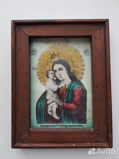 Иконы в киоте. Все разные. 3 штуки