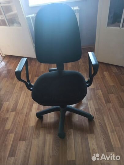 Кресло офисное в рабочем состоянии