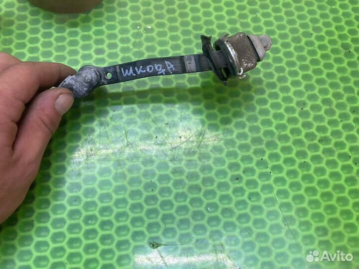 Задний правый ограничитель двери октавия а5