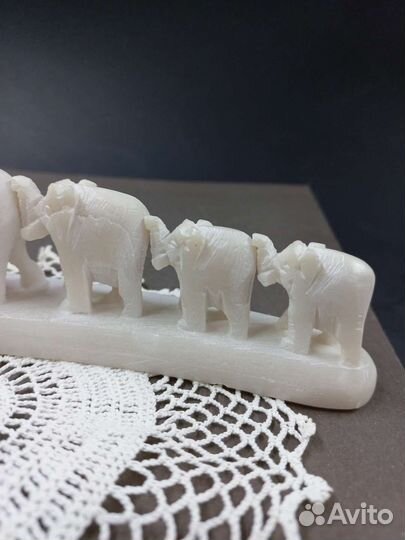 Слоны из мрамора