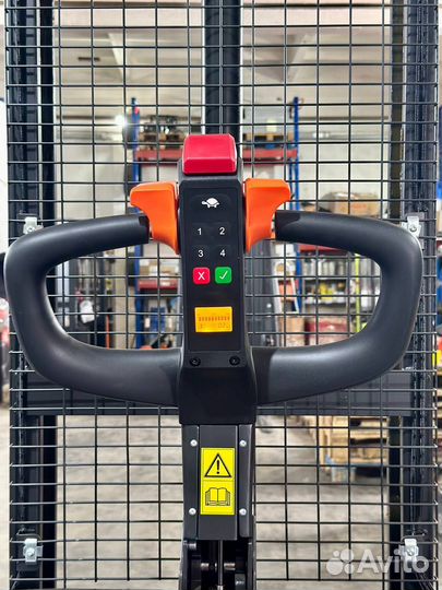 Штабелер самоходный 1,5 тонны 3,6м PSE15C3600