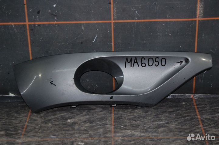 Накладка фары противотуманной правой - Volkswagen