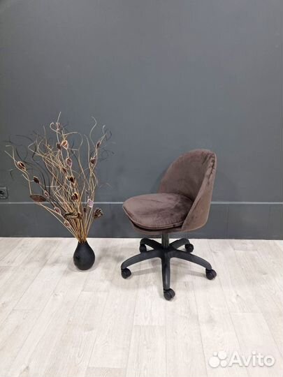 Стул для мастера маникюра