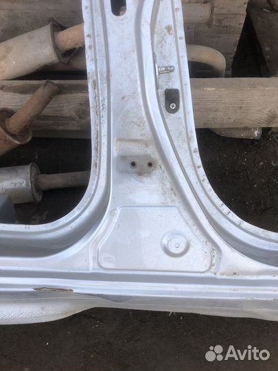 Центральная праввя стойка Hyundai Solaris