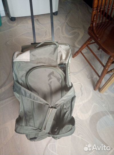 Дорожная сумка на колесах с выдвижной ручкой