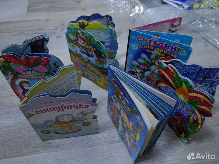 Новогодние книги в ассортименте