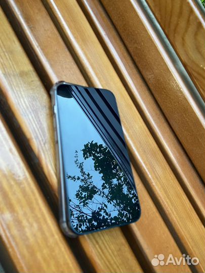 Телефон iPhone 13