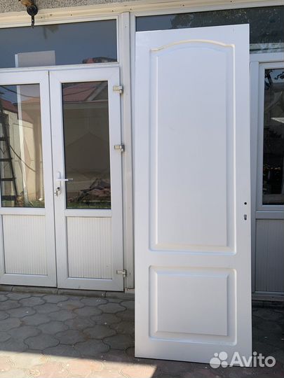 Двери деревянные в белой эмали с коробами