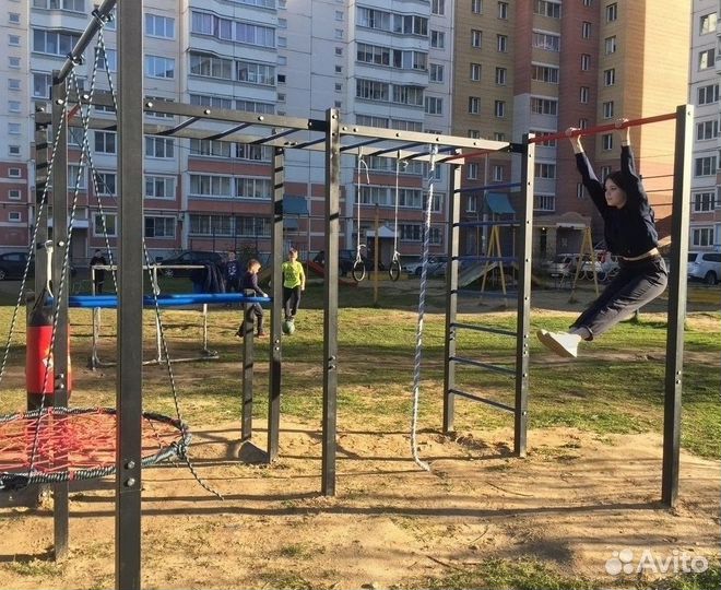 Уличный спорткомплекс с качелью
