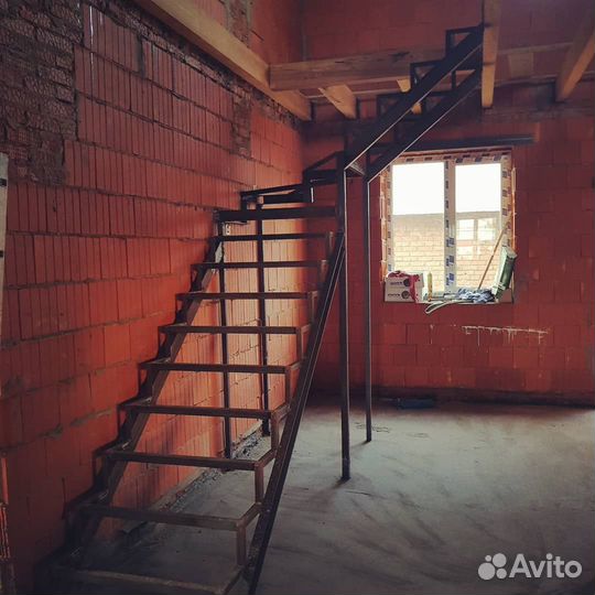 Лестница из металлокаркаса