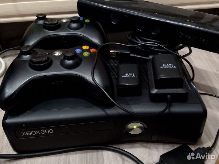 Xbox 360 с Кинектом и аккумуляторами
