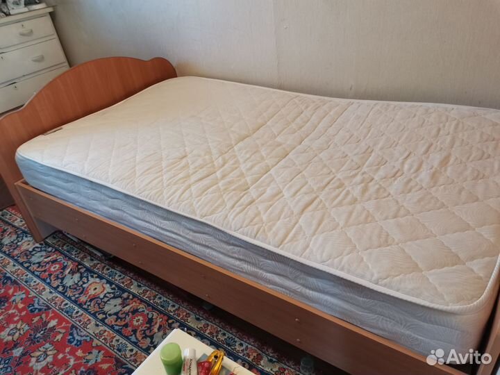 Кровать полутороспальная с матрасом бу