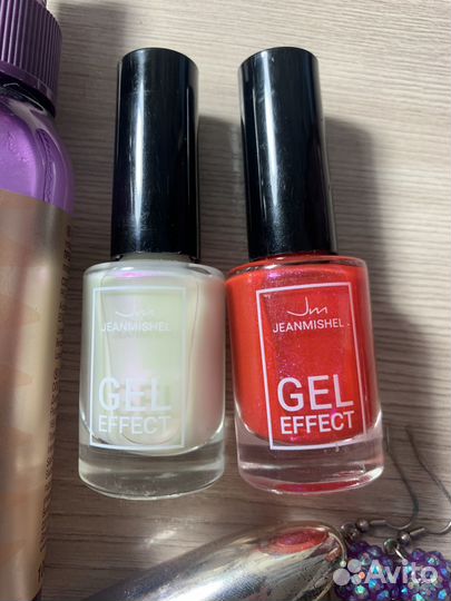 Набор косметики и украшений