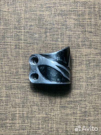 Зажим для трюкового самоката