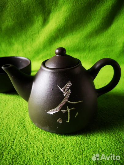 Заварочный глиняный китайский чайник и чашка пиала