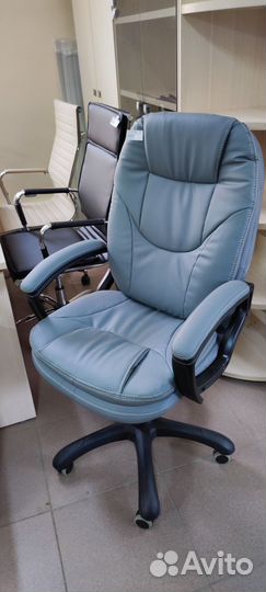 Офисное кресло