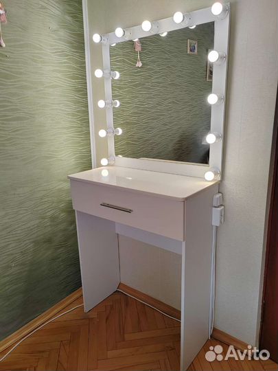 Гримерный столик с зеркалом и подсветкой