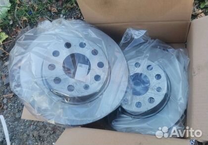 Тормозной диск задний Volkswagen Touran II 2010-2