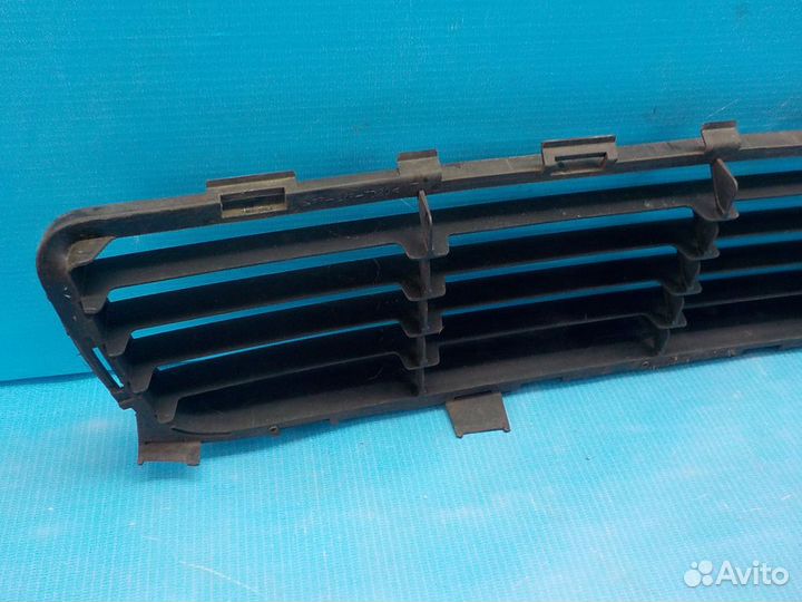 Решетка переднего бампера центральная toyota Auris