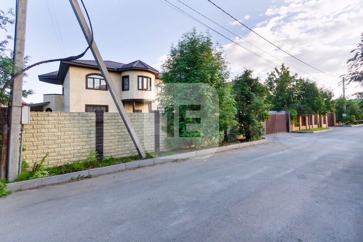 Коттедж 275 м² на участке 10 сот.