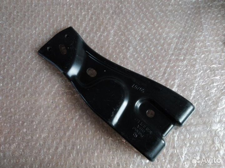 Кронштейн крыла передний правый Volkswagen Passat