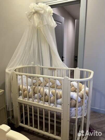 Детская кроватка с маятником