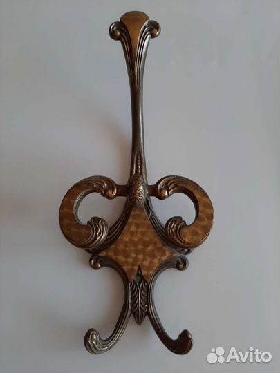 Старинный крючок вешалка