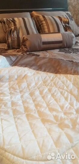 Покрывало новое и пять подушек