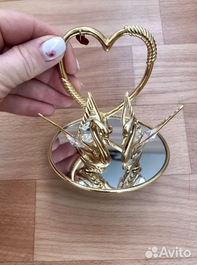 Фигурка сердце с лебедями на зеркале