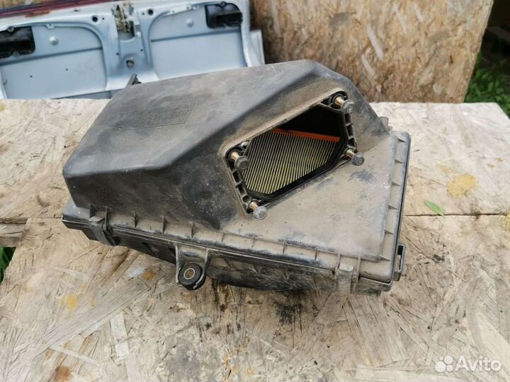 Корпус воздушного фильтра Митсубиси Каризма