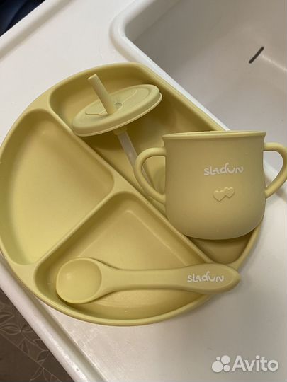 Детская силиконовая посуда и нагрудник