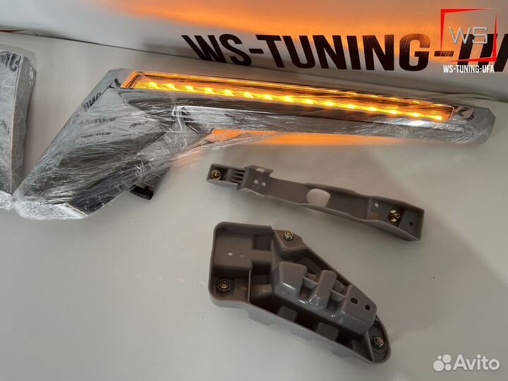 Бегающие поворотник toyota land cruiser 200 V652