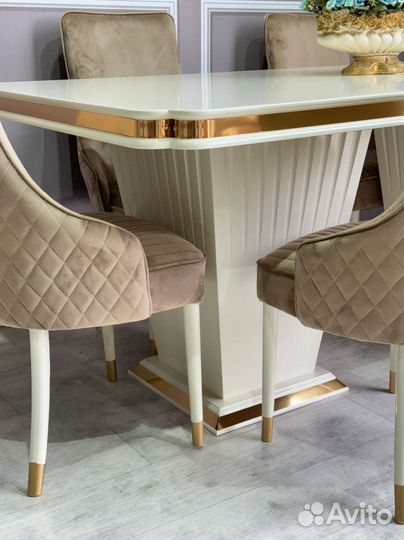 Стол обеденный. В наличии