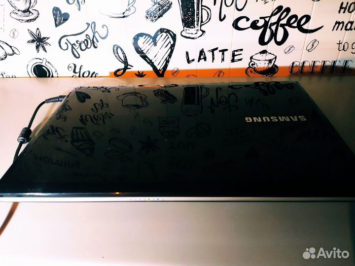 Samsung NP300E5V - Core i3-3 Gen \ 4 озу \ 250 HDD