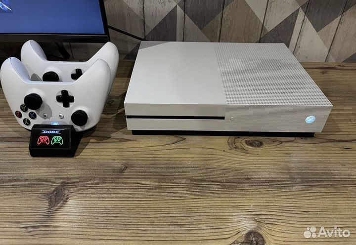 Xbox One s 2 геймпада 1tb