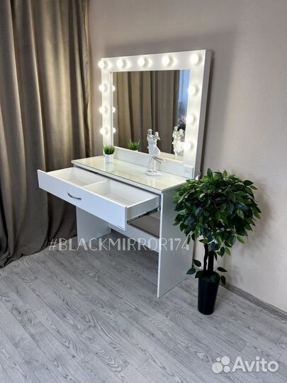 Столик макияжный с освещением белый