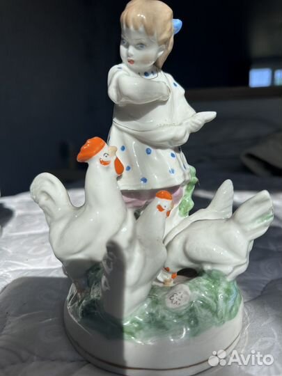 Статуэтка фарфор Девочка с курочками