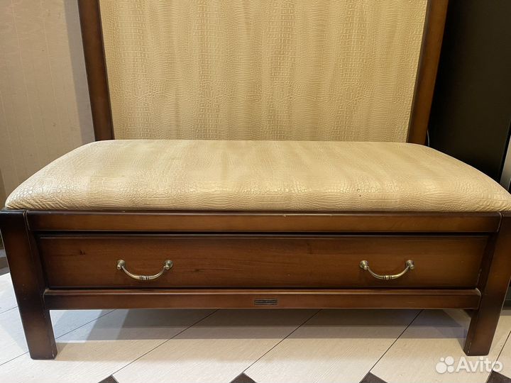 Вешалка в прихожую с тумбой из массива дерева