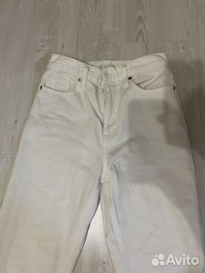 Белые джинсы Uniqlo (рубашка в подарок)
