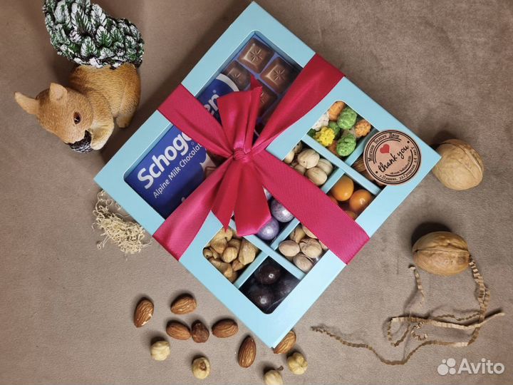 Подарочный набор с орешками, шоколадом