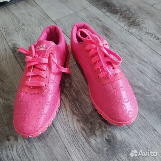 Кроссовки женские