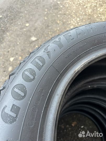 Goodyear Ultragrip Ice Arctic 215/60 R16