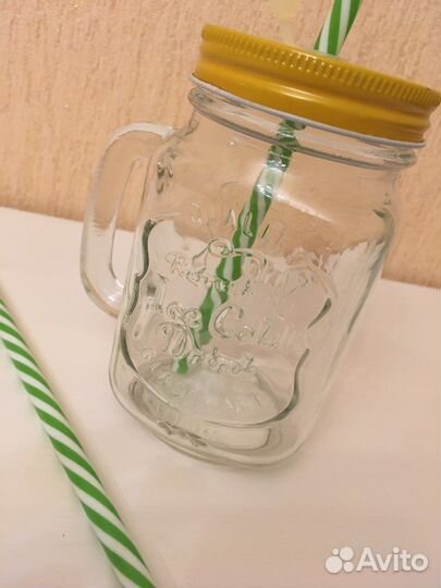 Кружка с крышкой и соломкой