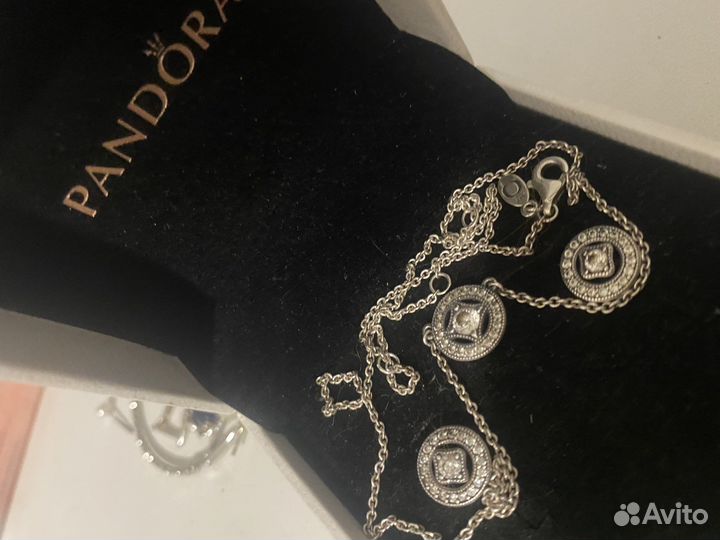 Серьги и колье Pandora