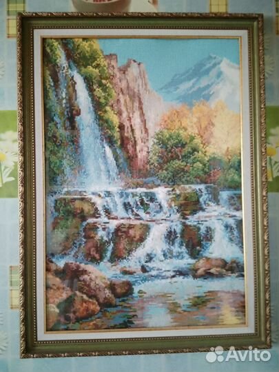 Продам картину вышитую крестиком